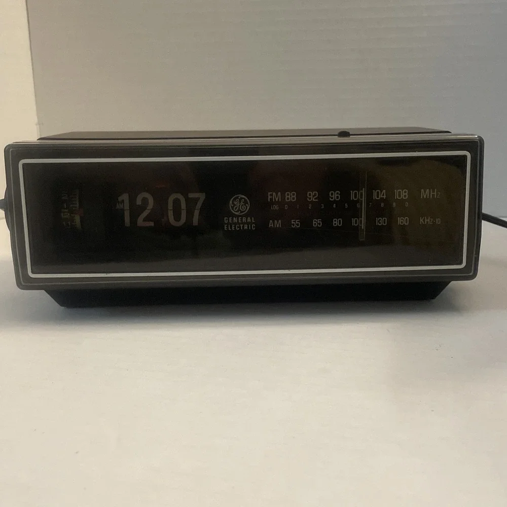 Vintage 1984 General Electric Flip Clock Radio‎ Alarm Clock 7-4305F WORKING